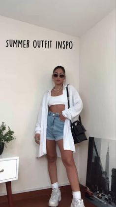 Outfit inspo | cute outfit | easy outfits | summer outfit | oversize tee outfit | oversized shirt outfit | shirt outfit | shorts outfit | black boots outfit | black bag outfit | white shirt outfit | cycling shorts outfit | black shirt outfit | pink shirt outfit | summer style | summer fashion   • Follow for similar content   • Follow instagram @frankiesocials Looks Pinterest, Elegante Casual, Foto Poses, Mode Inspo, Summer Fashion Outfits, Looks Style, Looks Vintage, Outfits Casuales, Primavera Estate