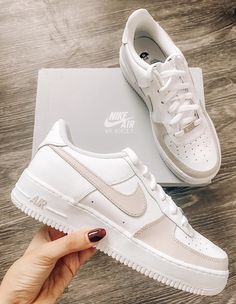 Beige Af1, Beige Nike, Sneakers Trendy, Nike Shoes Air Force, Beige Sneakers, Trendy Shoes Sneakers, White Nike Shoes, Dr Shoes, Nike Fashion Shoes