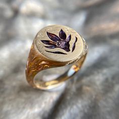 Castro Smith yellow gold signed ring with lacquered floral engraving Castro Smith, Floral Engraving, Katerina Perez, Wax Ring, Diy Ring, Engraved Flower, Engraving Art, Gold Sign, Memes Status