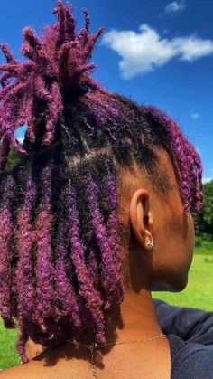 Purple Dreads, Colored Dreads, Short Dreadlocks Styles, Dreadlocks Girl, Short Locs Hairstyles, Dreadlock Style, Dreadlock Styles, Dyed Hair Inspiration, Dyed Natural Hair