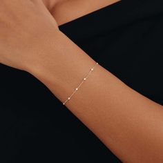 Ce bracelet à diamants en or 14 carats est un superbe bijou que chaque femme devrait posséder. Son design délicat, orné de diamants scintillants, en fait un accessoire intemporel qui complète n'importe quelle tenue. Fabriqué en or véritable 14 carats, ce bracelet délicat promet non seulement une durabilité, mais constitue également un cadeau inoubliable pour la femme spéciale de votre vie. Ce magnifique bijou en or véritable impressionnera tout le monde par son style impeccable.


 Pièces artisa Bracelet Station, Station Bracelet, Minimalist Accessories, Real Gold Jewelry, Dainty Bracelet, Solid Gold Chains, Diamond Glitter, Bezel Set Diamond, Dainty Bracelets