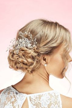 This small bridal hair comb features a hint of gold, small rhinestones, pearlescent beads, and leaf ornaments, and clear baby’s breath embellishments wired together onto the silver comb. An elegant and vintage inspired wedding headpiece design. SKU: W2089 #haircut #hairstylist #hair Curly Hair Prom, Beautiful Wedding Hairstyles, Hairstyles For Brides, Medium Length Curly Hair, Soho Style, Pearl Hair Combs, Front Hair, Up Dos For Medium Hair, Crystal Hair Comb