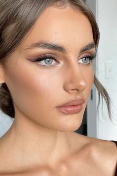 Bronze Eyeshadow Blue Eyes, Cat Eye Bridesmaid Makeup, Soft Glam Cat Eye, Eye Makeup Blue Green Eyes, Soft Makeup For Hooded Eyes, Blended Winged Eyeliner, Soft Glam Makeup Winged Liner, Soft Doe Eye Makeup, Matt Eye Makeup