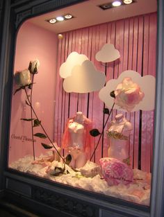 Showcase Store, Window Display Ideas, Store Window Displays, Visual Merchandising Displays, Window Display Design, Chantal Thomass, Interior Vintage