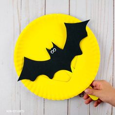 Paper Plate Flying Bat Craft For Kids - Interactive Halloween Craft Flying Bat Craft, Bats Crafts Preschool, Upcycling Projects For Kids, Halloween Carvings, Bat Template, Aesthetic Craft, Bats For Kids, Bat Craft, Flying Bat