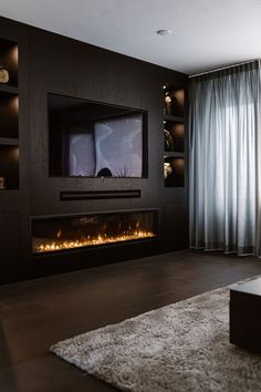 Cinewall met haard Modern Fireplace Ideas Living Rooms, Built In Wall Units, Fancy Living Rooms, Hotel Chic, Dark Living Rooms, Tv Wand, Entertainment Wall, Tv Wall Unit