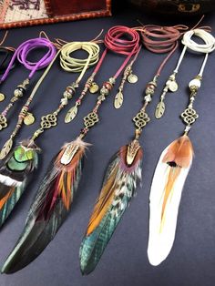 Come Intrecciare, Feather Ideas, Hippie Dreads, Festival Hair Accessories, Beaded Feather, Hippie Accessories, Hair Braider, Feather Hair Clips