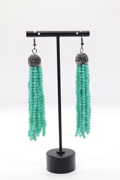 These earrings will add just the right sparkle to your outfit, and the turquoise beads create an interesting look.  They go well with most necklines and dress styles, and the stone beads will look and feel amazing. Pony Bead Crafts, Bead Tips, Beads Design, Beaded Earrings Diy, Bracelets Handmade Diy, Seed Bead Patterns, Diy Bracelet Designs, Seed Bead Tutorial, Beaded Earrings Patterns