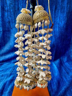 Gold pearl strings of seashells hanging from beautiful gold domes, decorated with pearl work. Wedding Choora, Choora Ceremony, Bridal Essentials, Pearl Strings, Dr Ideas, Wedding Flower Jewelry, Sikh Bride, Avatar Dr, Pearl Work