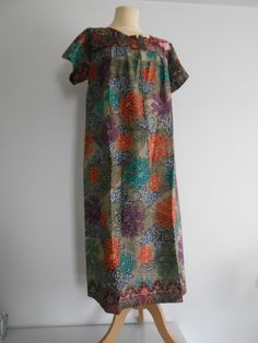 You will appreciate its lightness this summer or its comfort at home throughout the year. Large cotton dress with a nice ethnic print. Round neckline with a large closure in front. a pocket on the right side o Length 125 cm chest 100 cm hip 128 cm Size 40/42 Bohemian Cotton Maxi Dress With Pockets, Multicolor Boho Print Cotton Maxi Dress, Bohemian Short Sleeve Maxi Dress With Pockets, Multicolor Cotton Boho Print Maxi Dress, Bohemian Maxi Dress With Pockets And Short Sleeves, Multicolor Cotton Maxi Dress With Boho Print, Bohemian Cotton Dresses With Vintage Print, Bohemian Cotton Dress With Vintage Print, Cotton Batik Print Short Sleeve Maxi Dress