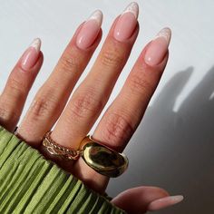 Lip Gloss Nails Trend: What It Is and Inspiration Photos Clear Glazed Nails, Simple Summer Nails Almond, Bridal Nail Ideas, Lip Gloss Nails, Bachelorette Nails, Gloss Nails, Nails October, Nail Vibes, Natural Nails Manicure