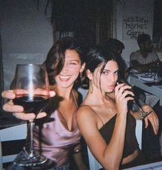 Kendall jenner, bella hadid, kendall and bella, dinner, dinner party, friends dinner, friend poses, instagram ideas, instagram friend pics, pose inspo, best friends, best friend pic ideas, wine, wine night, girls night, girls night pics Photography 90s, Beach Pink, Black Tees, Blogger Outfits, Photography Beach, Online Clothing Boutiques, Summer Photos, Man Photo, Portrait Girl