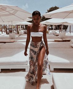 @Weekends_Society | Gorgeous white bikini and wrap beach skirt. Beach Outfit Plus Size, Cancun Outfits, Tropical Vacation Outfits, Beach Outfit Men, White Swim, Push Up Lingerie, Beach Vacation Outfits, Bandeau Tops, Vacay Outfits