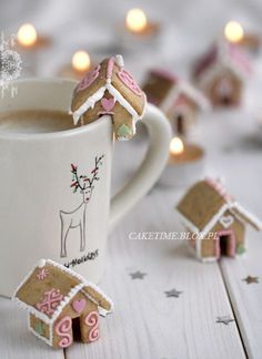 A white mug of hot chocolate with a small gingerbread house, decorated in pink and white frosting, sitting over the lip of the cup. Jul Kaka, Joululahjat Diy, Mini Gingerbread House, Gingerbread Houses, Christmas Goodies, Noel Christmas, Holiday Treats, Christmas Inspiration, Christmas Treats