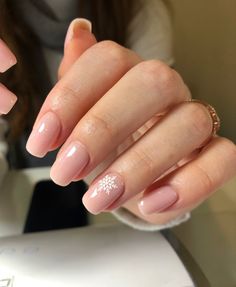 Christmas Nails Natural Color, Nails Short Winter Simple, Winter Nail Inspo 2023 Short, Winter Nails Shellac Short, Short Christmas Nails Snowflake, Simple Christmas Nails No Design, Winter Nails Light Colors, Short Gel Nail Christmas Designs Simple, Short Nails With Snowflakes