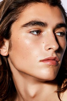 male beauty portrait, beautiful white male model, man beauty products, man with long hair and perfect skin Mens Makeup Natural, No Make Up Make Up Look, Male Model Face, Guys Eyebrows, Male Makeup, Natural Eyebrows, Models Makeup, Make Up Looks, Model Face