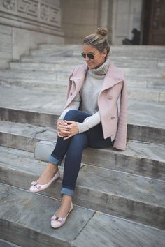 Classy Jeans Outfit, Casual Office Fashion, Casual Office Attire, 00s Mode, Perfect Winter Outfit, Outfit Jeans, Mode Casual, Pink Coat