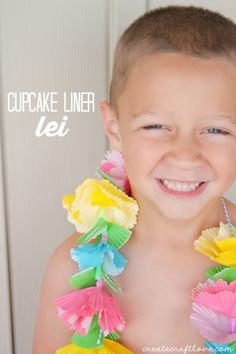 You probably have all of the supplies on hand to make this Cupcake Liner Lei! via createcraftlove.com Cupcake Liner Crafts, Hawaiian Crafts, Diy Straw, Fiesta Tropical, Birthday Crafts, Hawaiian Party, Cute Cupcakes, Cupcake Liners, Hawaiian Luau