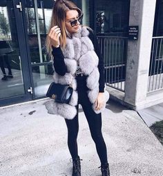 Paris Winter Fashion, Gilet Outfit, Chicago Outfit, Bow Fashion, Black Jeans Outfit, Stay Classy, Casual Winter Outfits, Fur Vest