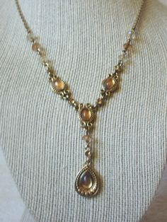 Vintage 18 "- 20" Necklace, Victorian Inspired AVON, Gold Tone Metal, Honey Golden Glass, 020721 Previously owned and In very good Vintage condition. Please, contact us if you any questions. Beautiful necklace! Please see my other listings for more vintage jewelry- I am happy to combine the shipping. Thanks so much!  Beautiful necklace! Please see my other listings for more vintage jewelry- I am happy to combine the shipping. Thanks so much!