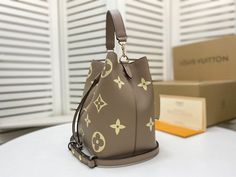 Designer Handbags Louis Vuitton, Top Handbags, Lv Monogram, Vuitton Bag, Sierra Leone, Exclusive Bag, Lv Bag, New Bag, Louis Vuitton Handbags