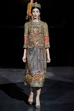 5. Dolce and Gabanna 2013-14 autumn-winter; Royal Crown inspired with pearls and embellishments. She is wearing a dalmatic inspired tunic with an Byzantine inspired skirt. Byzantine Design, Byzantine Mosaics, Interview Suits, Italian Designers, Celebrity Hair, Lv Bags