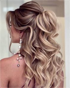 Hairstyles for parties 2023: trends and more than 60 photos Wedding Hairstyles For Long Hair With Veil, Aries Hair, Communion Hairstyles, Wedding Hair Trends, Unique Wedding Hairstyles, Wedding Cloak, Shower Hair