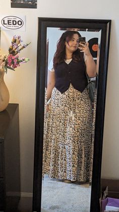 Maxi Skirts Plus Size Outfit, Floral Skirt Work Outfit, Style Maxi Skirt Fall, Plus Size Converse Outfit Fall, Maxi Skirt And Sweater Outfit Plus Size, Plus Size Outfits Size 26, Vintage Fall Outfits Plus Size, Plus Vest Outfits, Midsize Floral Dress