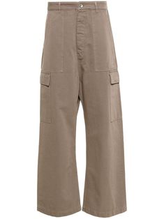 Wide leg trousers in brown cotton twill from Rick Owens DRKSHDW, with high waist, baggy fit, covered zip and button, side cargo pockets, patch pockets on the back, slanted pockets on the sides. Brown High-waisted Cargo Pants With Pockets, Brown Cotton Cargo Jeans With Belt Loops, Brown Wide-leg Cargo Pants With Pockets, Brown Cotton Cargo Pants With Flap Pockets, High Waist Brown Cotton Cargo Pants, High-waist Brown Cotton Cargo Pants, Brown Cargo Pants With Multiple Pockets For Work, Brown Cotton Pants With Flap Pockets, Beige Cotton Cargo Jeans For Work