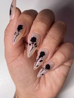 Goth Nail Art, Rose Nail Design, Maquillage Yeux Cut Crease, Black Halloween Nails, Witch Nails, Witchy Nails, Fantasy Nails, Gothic Nails