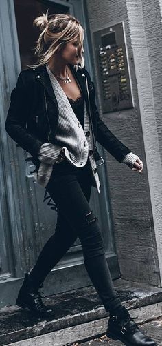 Distressed Pants, Pullover Outfit, Leather Jeans, Cute Winter Outfits, Outfit Trends, Leather Jacket Black, Edgy Look, Warm Outfits