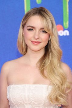 a woman with long blonde hair wearing a strapless white dress at the teen choice awards