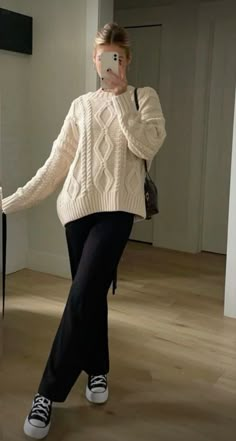 Oversized Pullover Outfit, Rory Gilmore Sweater, Gilmore Sweater, Cable Knit Sweater Outfit, Cream Sweaters, Outfit Feminine, Warm Outfit, Knit Sweater Outfit, Pullovers Outfit