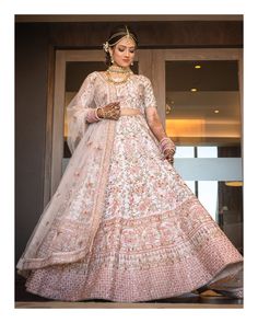 Real Bride: Adetti M Bhatia Reveling in simple and intricate beauty with pastel hue and gold-toned hem to blossoming hand-done floral embroideries, the off-white lehenga reimagines natural wonders with an ostentatious use of precious rose gold floral thread beautification Kanwal Malik, Latest Bridal Lehenga Designs, Lehenga Bridal, White Lehenga, Simple Lehenga, Drawing Help, Wedding Lehenga Designs