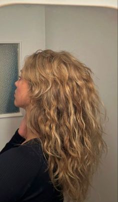 Dimensional Blonde Natural Curly Hair, Wispy Curtain Bangs Fine Hair, Medium Length Haircut For Thick Hair Long Layered Blonde, Wolfcut Hair Long Blonde, Messy Crimped Hair, 2a Curly Hair Haircuts, Blond Perm, Curly Cut Long Hair, Mid Length Haircut Blonde