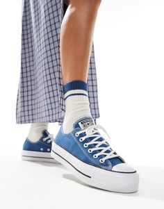 Schoenen van Converse Een vleugje kleur Model met laag profiel Sluit met veters Kenmerkende Converse All Star-branding Oogjes aan de binnenkant van de voet voor ventilatie Gevulkaniseerde rubberen neus en loopzool Rubberen Archival-taping Plateauzolen Geometrisch gripprofiel Star Branding, City Break Outfit, Chuck Taylor All Star Lift, Flip Flop Boots, Leopard Print Baby, Shorts Co Ord, White Trainers, Converse Chuck Taylor All Star, Maxi Dress Trend