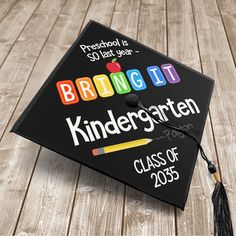 a black graduation cap with the words brung it, kind of school written on it