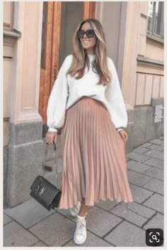 Pleated Skirt Outfit, Pink Pleated Skirt, Long Skirt Outfits, Winter Skirt Outfit, Cute Modest Outfits, Elegante Casual, Fashion Attire, Modest Fashion Outfits, Midi Skirts