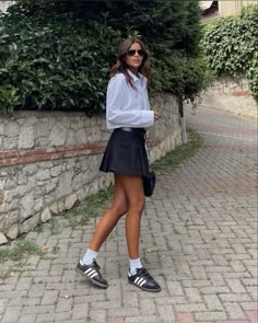 Black Samba Shoes Outfit, Tennis Skirt Outfit Street Style, Black Tennis Skirt Outfit, Mum Fits, Fall Skirt Outfits, Fav Outfit, Black Tennis Skirt, Adidas Samba Outfit, Samba Outfit