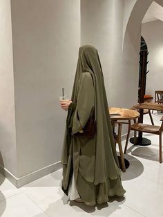 Stylish Abaya Beige Abaya, Mode Niqab, Stylish Abaya, Celana Jogger Wanita, Islamic Modest Fashion, Modest Outfits Muslim, Muslimah Fashion Casual, Outfits Muslim, Outfit Inspo Aesthetic