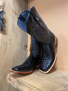 PRODUCT DESCRIPTION Color : Black Top: Marble Black Heel : Stockman Heel Outsole: Hybrid Leather and Rubber Toe: Wide Square Toe Width: D Vamp: Caiman Tail Print Pull tabs Cushion comfort insole Leather lining Western stitching FREE SHIPPING / ENVIO GRATIS (2-6 BUSINESS DAYS) Style: TM201705 Black Western Boots With Crocodile Pattern, Western Black Boots With Crocodile Pattern, Fitted Black Moc Toe Boots, Western Style Boots, Square Toe Boots, Black 13, Black Heel, Style Boots, Toe Boots