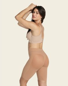 ¡Tendrás una figura moldeada con confort total! Este panty faja está elaborado con alta tecnología sin costuras para darle a tu cuerpo la forma que tanto quieres, la comodidad que necesitas para el día a día y un aspecto invisible para que no se marque en tu ropa. Cubre desde el abdomen hasta las rodillas, generando compresión suavemente la cintura, los muslos, el abdomen medio y bajo. Está elaborado con tecnología SkinFuse® sin cortes ni costuras para evitar las marcas en la ropa y en la piel y para que se sienta muy suave al tacto. Sus tejidos tienen niveles de tensión específicos para moldear y realzar tu figura de forma armónica, por ejemplo: estilizar más los laterales de las piernas sin aplanar los glúteos. Se adapta al ancho de los muslos gracias a la elongación del tejido. Es perfe Post Surgical Bra, Bridal Bra, Compression Bra, Compression Garment, Lose Pounds, Waist Cincher, Compression Leggings, Support Bras, Soft Natural