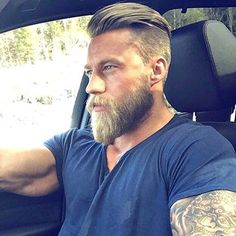 Here are the 3 versions of the ducktail beard that will help you identify your favorite! Barba Hipster, Viking Beard Styles, Viking Haircut, Slick Back Haircut, Viking Beard