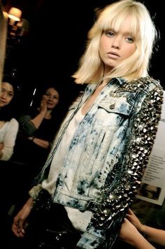 Vestiti In Jeans, Studded Denim Jacket, Rock N Roll Style, Studded Jacket, Studded Denim, Studded Jeans, Bohol, Rocker Chic