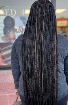 Extra Long Senegalese Twist Natural Hair Means Two Tone Senegalese Twist, Black And Brown Senegalese Twists, Small Senegalese Twist Hairstyles, Small Senegalese Twist With Curly Ends, Senegalese Twist Hairstyles Color, Colored Senegalese Twist, Knotless Senegalese Twist, Medium Senegalese Twist, Twists Natural Hairstyles