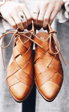 Gorgeous woven leather flats shoes with closed toes, ties at the ankles, and open back. Perfect for spring! Sukienki Maksi, Daily Shoes, Brown Shoes, Leather Flat Shoes, Leather Flats