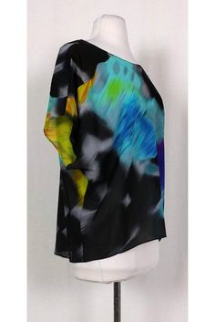 Lightweight silk top with a bold multi-color print. Made in a relaxed silhouette with dolman sleeves. Style it with your favorite jeans and chic flats. Size M 100% silk Slips on Multi-color print Dolman sleeves Rounded neckline Bust 50" Shoulder to hem 23" Dolman Sleeve Top, Chic Flats, Dolman Sleeve Tops, Sleeves Style, Alice And Olivia, Silk Slip, Alice Olivia, Silk Top, Dolman Sleeve