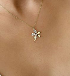 This stunning necklace features a delicate daisy pendant made of 14K real solid gold, perfect for any woman looking for a touch of floral elegance in their accessories. The beautifully crafted clover pendant in warm yellow gold makes for a thoughtful and stylish Mother's Day gift. Add it to your collection of precious jewelry and make a statement with its unique design. Product Details  ✪ Handmade / Handcrafted Fine Jewelry  ✪ Gold Weight: Approx. 2.37g  ✪ Metal:  14K Solid Gold   ✪ Gold Color: Delicate Yellow Gold Flower Necklace, Yellow Gold Flower Pendant Necklace As Gift For Her, Fine Jewelry Flower Charm Necklace, Yellow Gold Necklace With Flower Pendant For Her, Delicate Diamond Flower Necklace, 14k Gold Flower Charm Necklace, Yellow Gold Flower Necklace Gift For Her, Delicate Flower Shaped Yellow Gold Necklace, Delicate Flower-shaped Yellow Gold Necklace