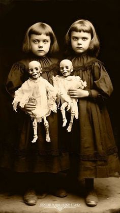 Weird Old Photos, Creepy Old Photos, Halloween Costume Patterns, Halloween Fotos, Images Terrifiantes, Creepy Photography, Imprimibles Halloween, Victorian Halloween