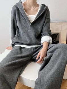 Wide Leg Pant Suit, Winter Typ, Solid Color Pants, Cooler Look, Sweatshirt Set, Sports Suit, Fashion Seasons, Hooded Sweater